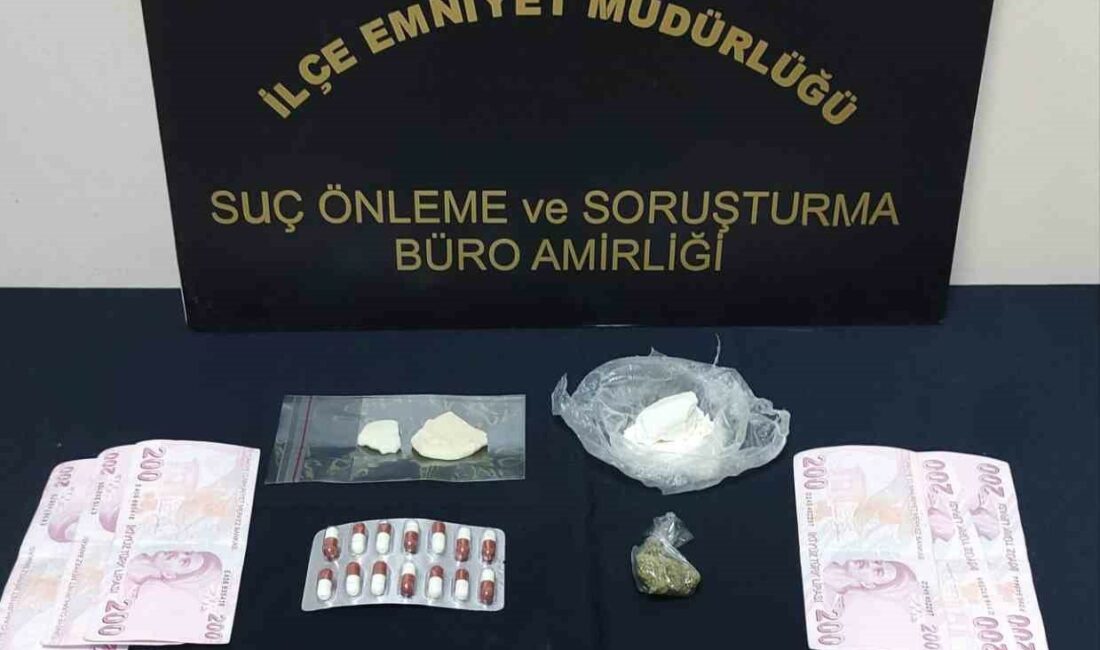 3 gün takip edildi, üzerinde 42,2 gram uyuşturucuyla yakalandı BURSA’DA BİR ŞAHIS, POLİS EKİPLERİNCE 3 GÜN TAKİP EDİLDİ. ŞAHIS,