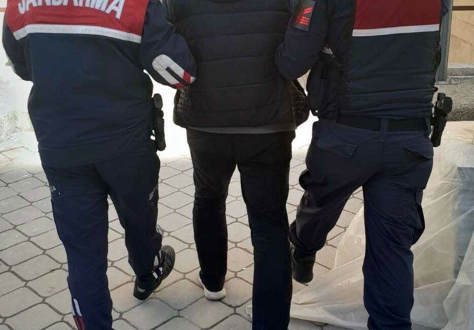 37 farklı suç kaydı bulunan şahıs yakalandı BURSA İL JANDARMA KOMUTANLIĞI EKİPLERİ YAPILAN OPERASYONDA 37 FARKLI SUÇ