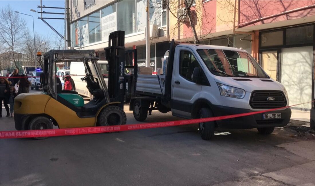 Bursa’da, kamyonetin ezdiği kadın öldü Bursa'nın Osmangazi ilçesinde, geri manevra yapan kamyonetin ezdiği 87 yaşındaki