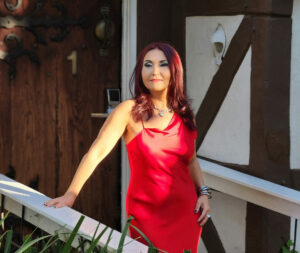 2001 yılında çıkardığı “Susuzluğun Geçti mi?” isimli ilk albümü ile