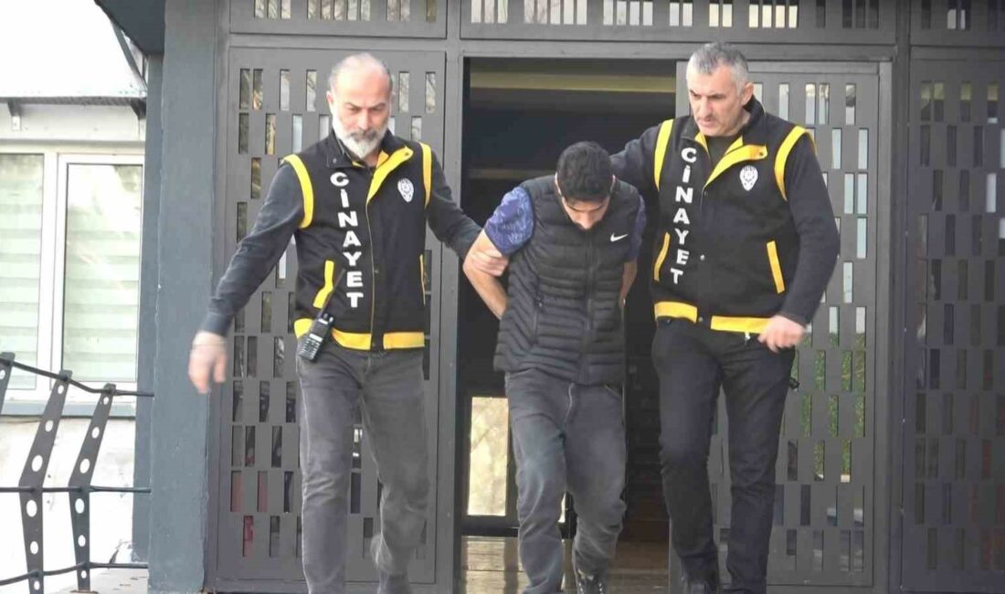 Bursa’da anne baba katili evlat tutuklandı Bursa'da, annesi, babası ve erkek kardeşini pompalı tüfekle öldüren Abdulsamet