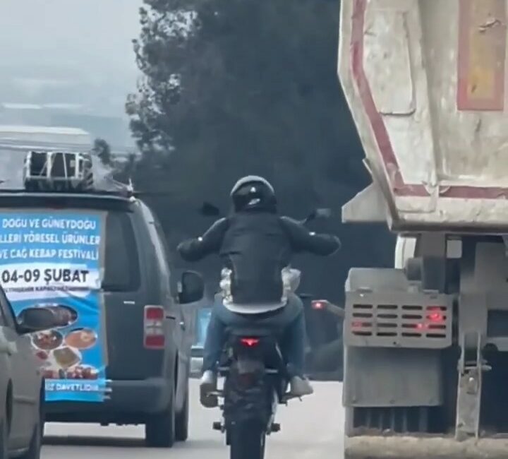 Bursa’da motosikletli trafik magandası kamerada Bursa'da motosikletli trafik magandası vatandaş kamerası görüntülerine yansıdı.