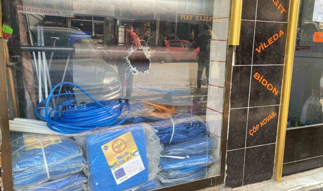 Bursa’da bir şüpheli, iş yerine tüfekle ateş etti Bursa’nın İnegöl ilçesindeki ambalaj satış iş yerine araçla gelen saldırgan