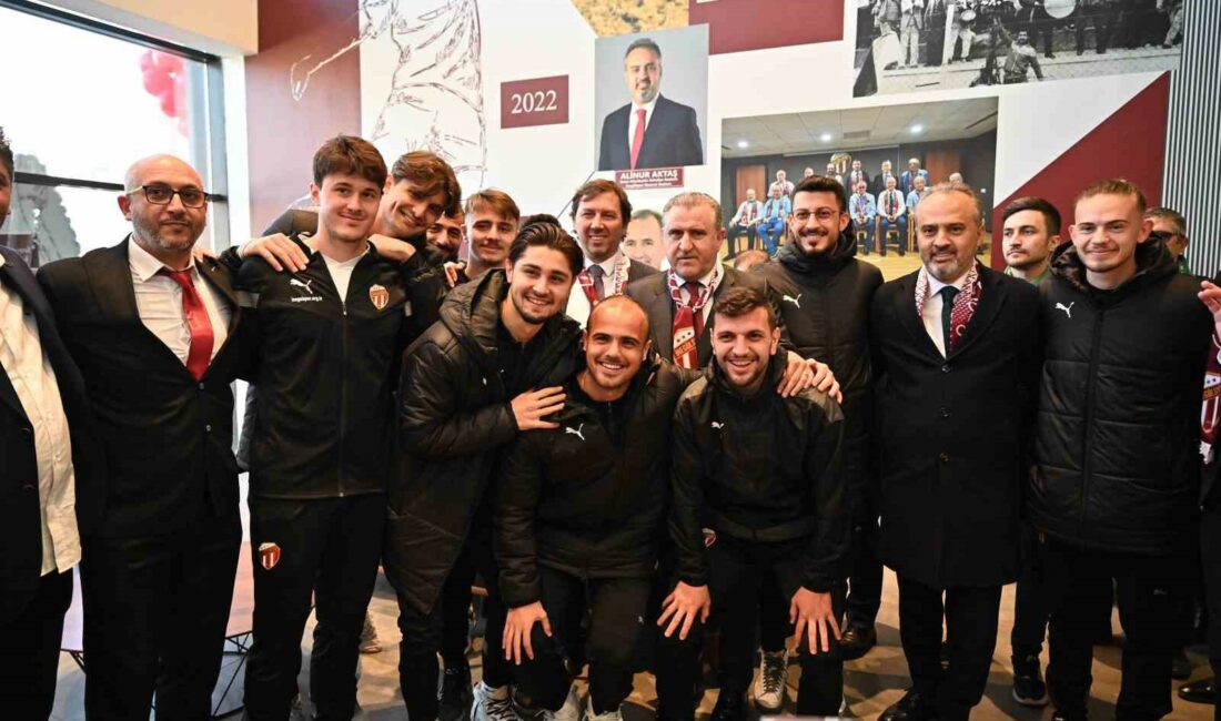 Bakan Bak, İnegöl’de spor tesisi açılışında konuştu: “Türkiye bir spor devrimi yaşıyor” BURSA BÜYÜKŞEHİR BELEDİYESİ TARAFINDAN İNEGÖL’E KAZANDIRILAN, BÜNYESİNDE 2 ADET DOĞAL