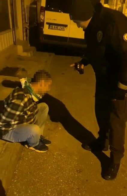 Bursa’da torbacı kıskıvrak yakalandı Bursa Emniyet Müdürlüğü'ne bağlı gece bekçileri, uyuşturucu sattığı tespit edilen