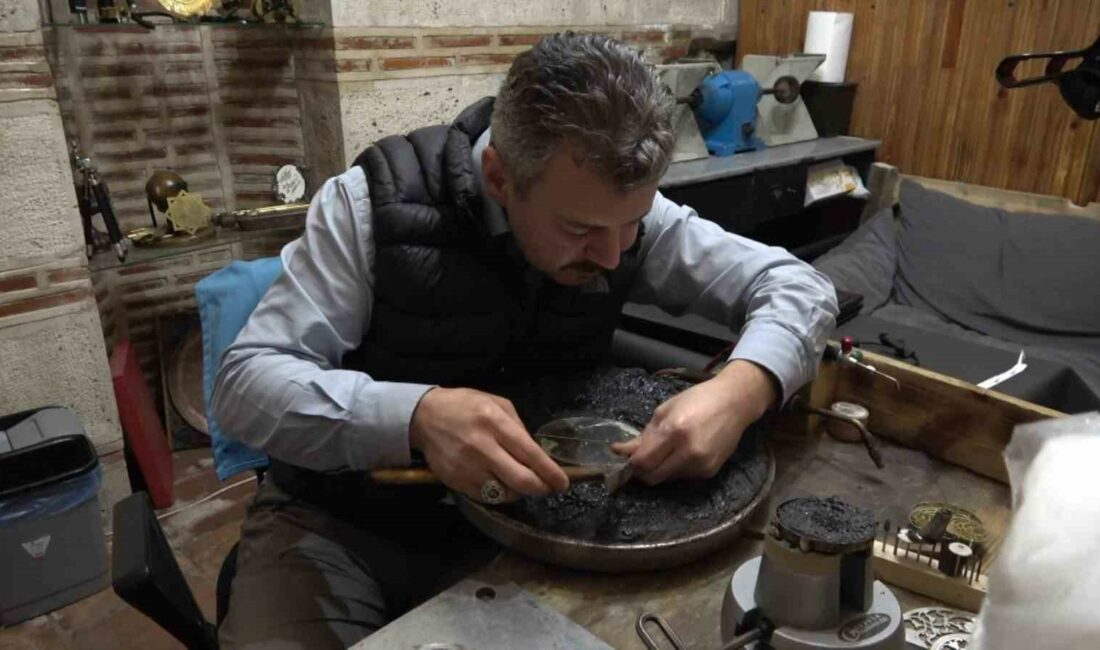 Bilim tarihinin temelini oluşturan usturlabı yapmak için aylarını harcıyor BURSA’DA YAŞAYAN CEBRAİL ÇUKURKAYA, MESAİSİNDEN ARTA KALAN ZAMANLARINI 10 METREKARELİK