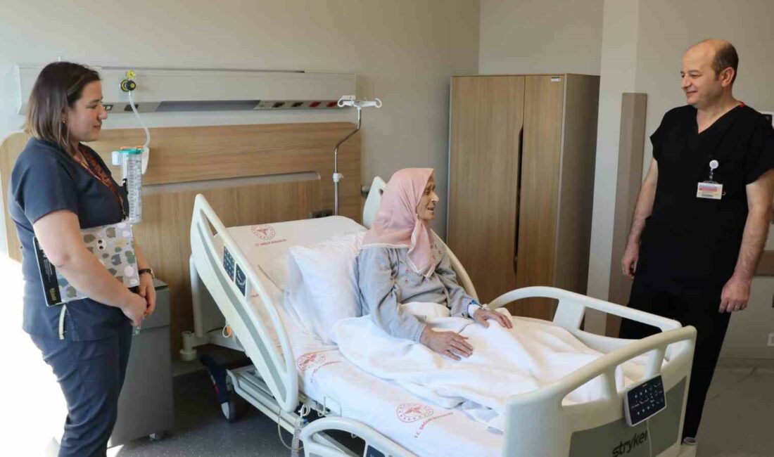 BURSA ŞEHİR HASTANESİ’NDE 80 YAŞINDAKİ BİR HASTANIN MİTRAL KALP KAPAKÇIĞI