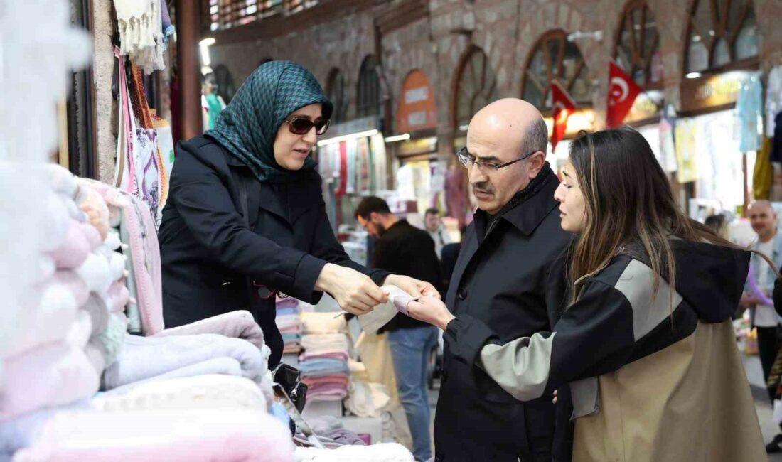 Bursa Valisi Demirtaş ailecek halkın içinde BURSA VALİSİ MAHMUT DEMİRTAŞ, AİLESİYLE BİRLİKTE TARİHİ ÇARŞIDA VATANDAŞ GİBİ