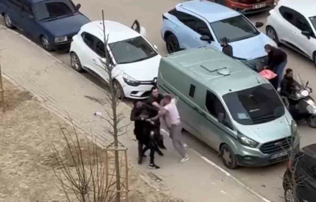 BURSA'DA ACIMASIZCA BİRBİRLERİNE VURDULAR, O ANLAR KAMERADA