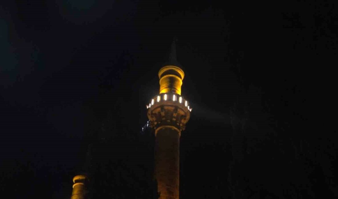 BURSA’DA RAMAZAN AYININ HABERCİSİ OLARAK KABUL EDİLEN BERAT KANDİLİ’NDE VATANDAŞLAR