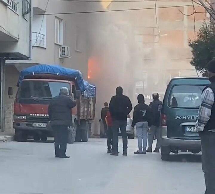 Bursa’da yangın çıkan ev hasar gördü Bursa’nın Yıldırım ilçesinde, iki katlı bir evde yangın meydana geldi.