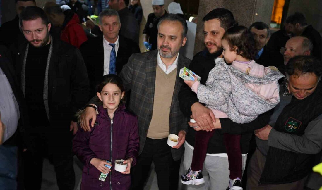 Alinu Aktaş kandilde vatandaşlarla buluştu Bursa Büyükşehir Belediyesi Başkanı Alinur Aktaş, Hüdavendigar Mihraplı Cami’de vatandaşlarla