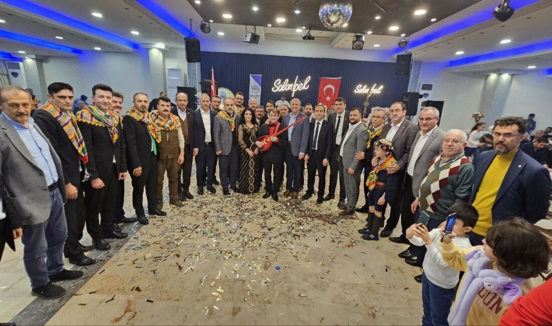 BURSA'DA 'EĞİTİME DESTEK' GECESİNDE BURS VERİLEN 13 GENÇ HAYATA TUTUNDU