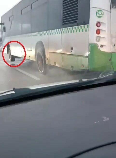 Bursa’da tekerleği havada seyreden halk otobüsü görüntülendi Bursa'nın Nilüfer ilçesinde, bir tekerleği havada seyreden halk otobüsü kameraya