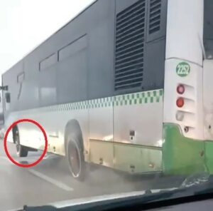 Bursa’da tekerleği havada seyreden halk otobüsü görüntülendi Bursa'nın Nilüfer ilçesinde, bir tekerleği havada seyreden halk otobüsü kameraya