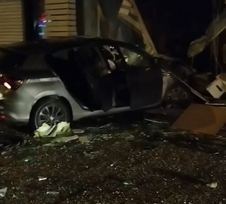 Bursa’da bir otomobil iş yerine daldı Bursa’nın Osmangazi ilçesinde, bir otomobil yol kenarındaki iş yerine girdi.