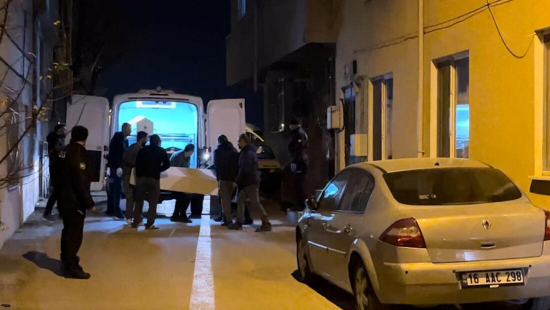 Bursa’nın Osmangazi ilçesinde bir kişi, annesini, babasını ve kardeşini tüfekle
