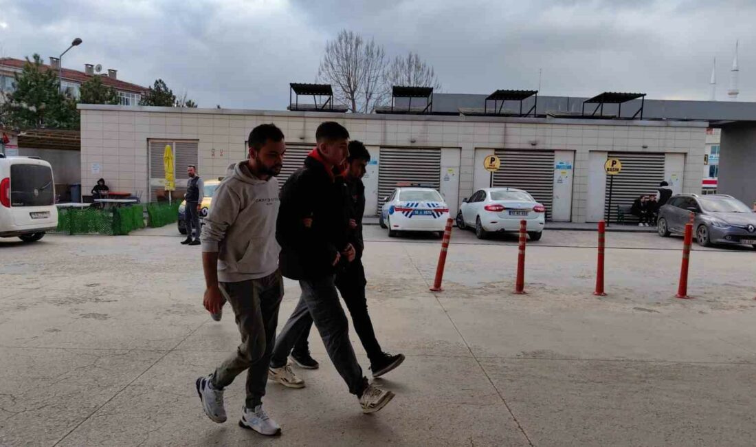 Bursa’da market sahibini bıçaklayan 3 şahıstan biri tutuklandı BURSA'NIN İNEGÖL İLÇESİ KEMALPAŞA MAHALLESİNDE MEYDANA GELEN KAVGADA MARKET SAHİBİNİ