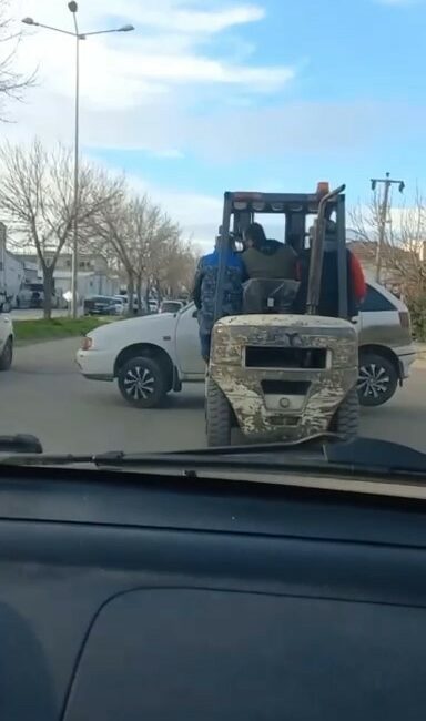 Bursa’da arızalı otomobili forklift ile taşıdı Bursa’nın Nilüfer ilçesinde bir kişi, arızalanan otomobili forklift ile taşıdı.