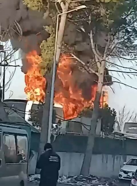 Bursa’da alev alan otobüs küle döndü Bursa'nın Osmangazi ilçesinde, park halindeyken alev alan yolcu otobüsü kullanılamaz