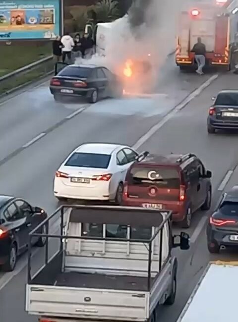 Bursa’da otomobil yangını Bursa’nın Nilüfer ilçesinde, seyir halindeyken yangın çıkan otomobilde maddi hasar