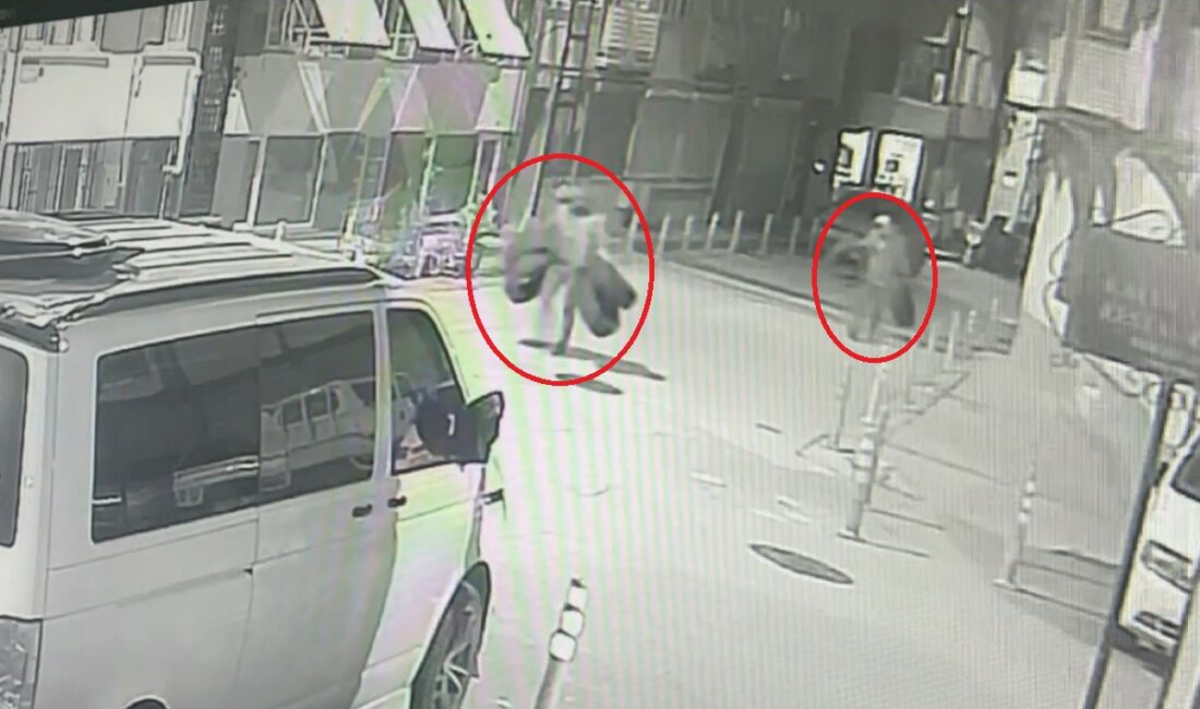 Bursa’da tarihi konağı soyup soğana çevirdiler Bursa'nın Osmangazi ilçesinde, tarihi konaktan hırsızlık yaptığı iddia edilen 2