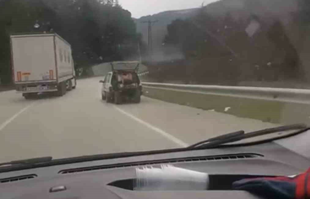 Bursa'nın Keles ilçesinde bir kişi, otomobilin bagajından sarkıttığı ATV'yi akan