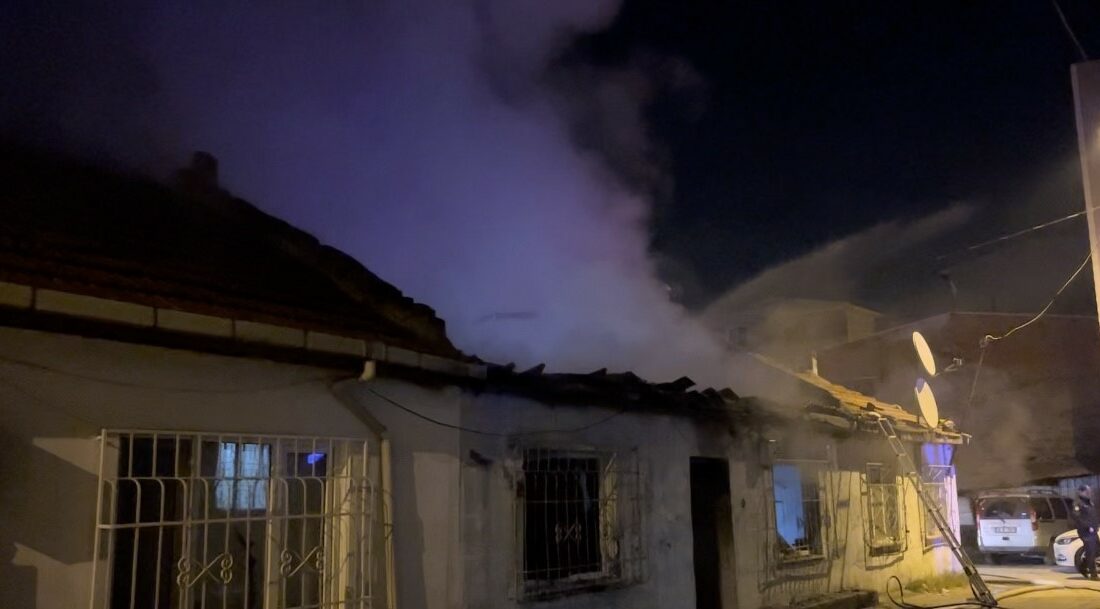 Bursa’da tek katlı evde korkutan yangın BURSA’DA TEK KATLI EVDE YANGIN ÇIKTI. YANGINDA CAN KAYBI YAŞANMAZKEN,