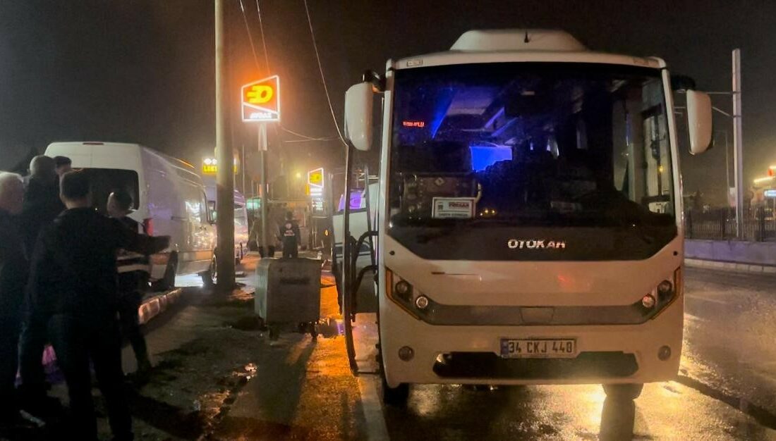 Bursa’da turist otobüsü kaza yaptı: 10 yaralı Bursa'nın Osmangazi ilçesinde, Katar ve Endonezyalı turistleri taşıyan otobüsün elektrik