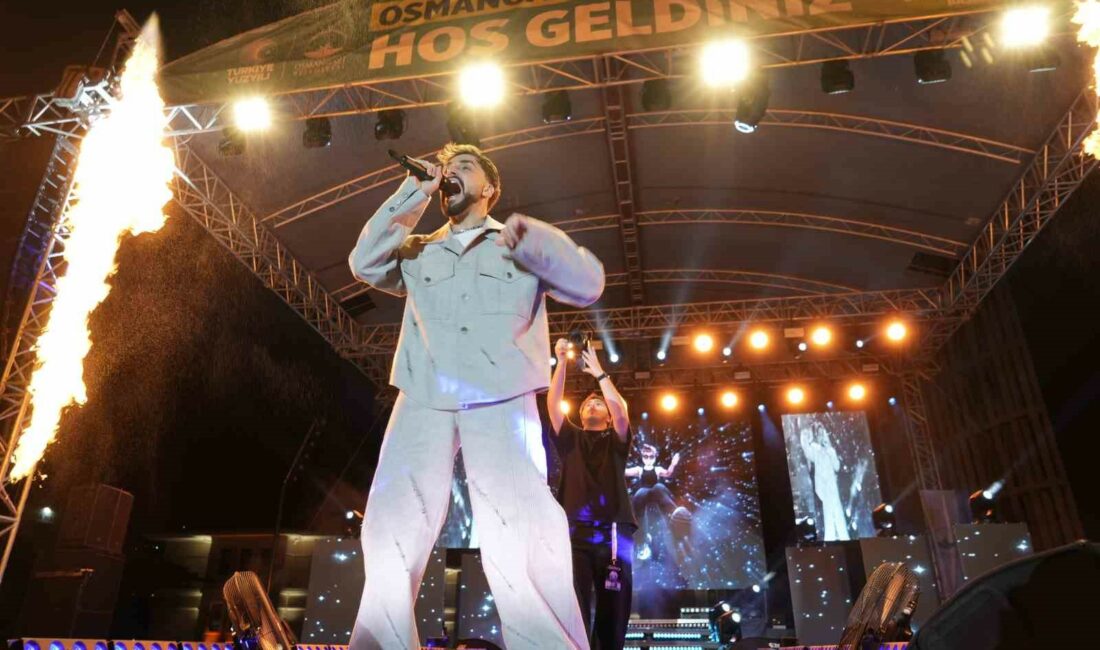 Bursalı gençler Sefo ile coştu TÜRK RAP MÜZİĞİNİN SON DÖNEMDEKİ PARLAYAN YILDIZI SEFO, OSMANGAZİ MEYDANI'NDA