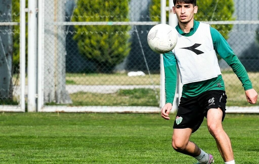Bursaspor’da hazırlıklar sürüyor BURSASPOR EVİNDE KARŞILAŞACAĞI BUCASPOR 1928 MAÇININ HAZIRLIKLARINI YAPTIĞI ANTRENMANLA SÜRDÜRDÜ.