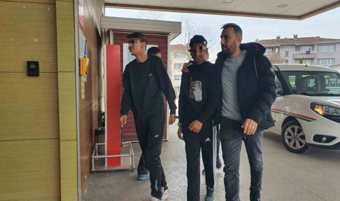 Bursa’da çaldıkları eşyaları sokakta kontrol ederken yakalandılar Bursa’nın İnegöl ilçesinde, hırsızlık suçlarından 2 şüpheli, evden çaldıkları eşyaları