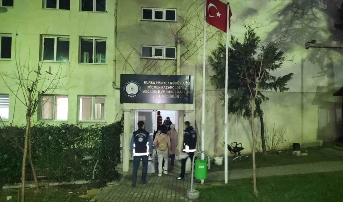 Çalışma izni olmayan 8 yabancı uyruklu yakalandı BURSA EMNİYET MÜDÜRLÜĞÜ, GÖÇMEN KAÇAKÇILIĞIYLA MÜCADELE VE HUDUT KAPILARI ŞUBE