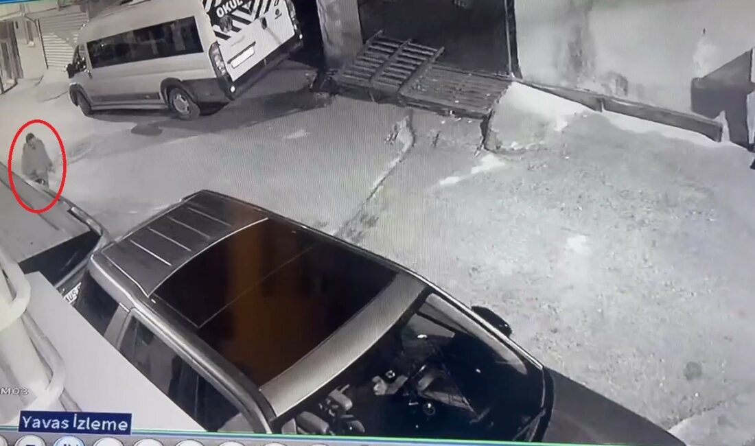 Bursa’da bir kişi sokaktaki araçlara zarar verdi Bursa’nın Yıldırım ilçesinde, bir şüpheli sokaktaki otomobillere zarar verdi.