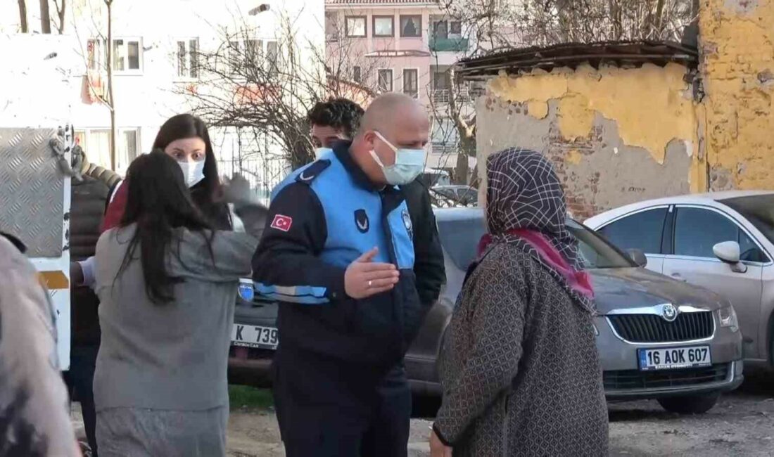 Bursa’da çöp evini boşalttırmak istemeyen kadın polise saldırdı Bursa’nın Osmangazi ilçesinde, kötü kokular gelen evindeki çöpleri boşalttırmak istemeyen