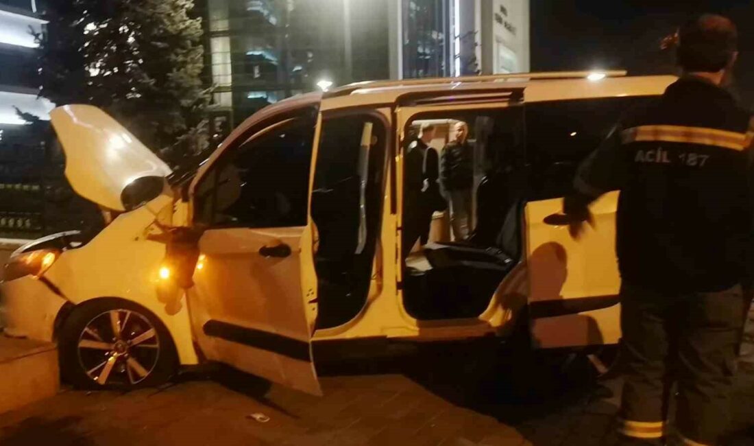 Bursa’da ehliyetsiz sürücü kontrolden çıkıp üst geçidin ayağına çarptı Bursa’da hafif ticari araç, sürücüsünün kontrolünden çıkıp üst geçidin ayağına