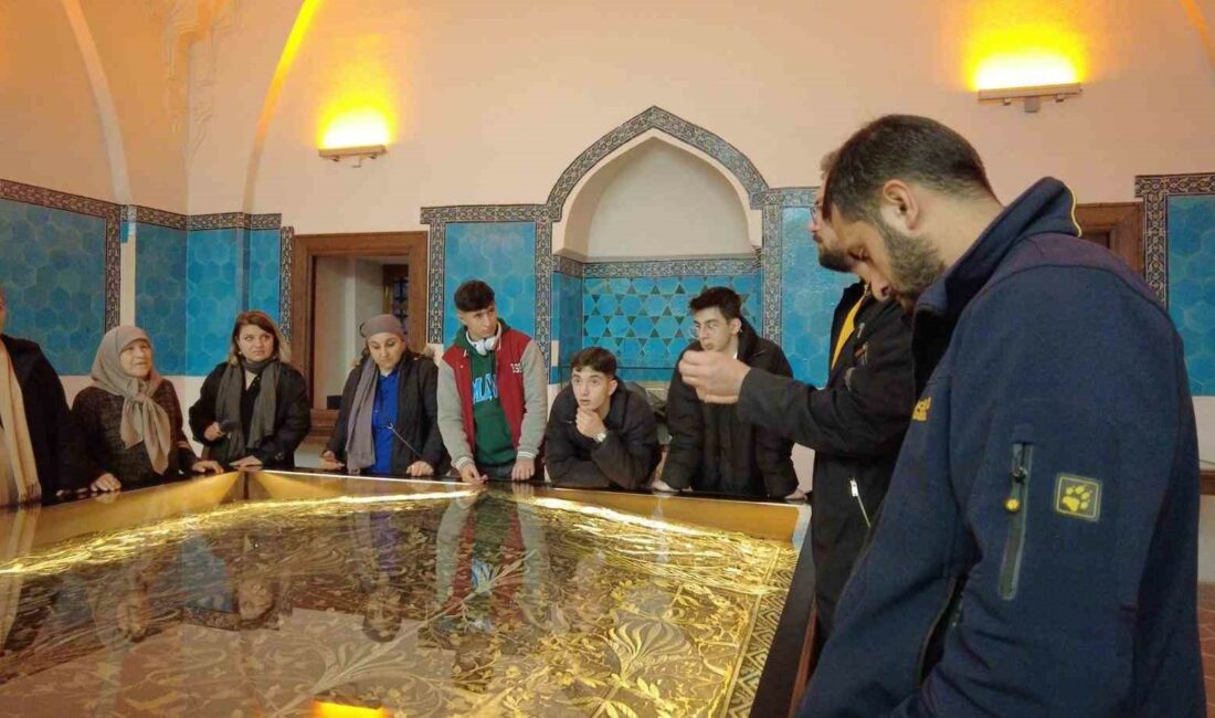 Gürsulu gençler Bursa tarihini keşfediyor GÜRSU BELEDİYESİ DÜZENLEDİĞİ KÜLTÜR GEZİLERİ İLE GENÇLERİ TARİHİ BİR YOLCULUĞA