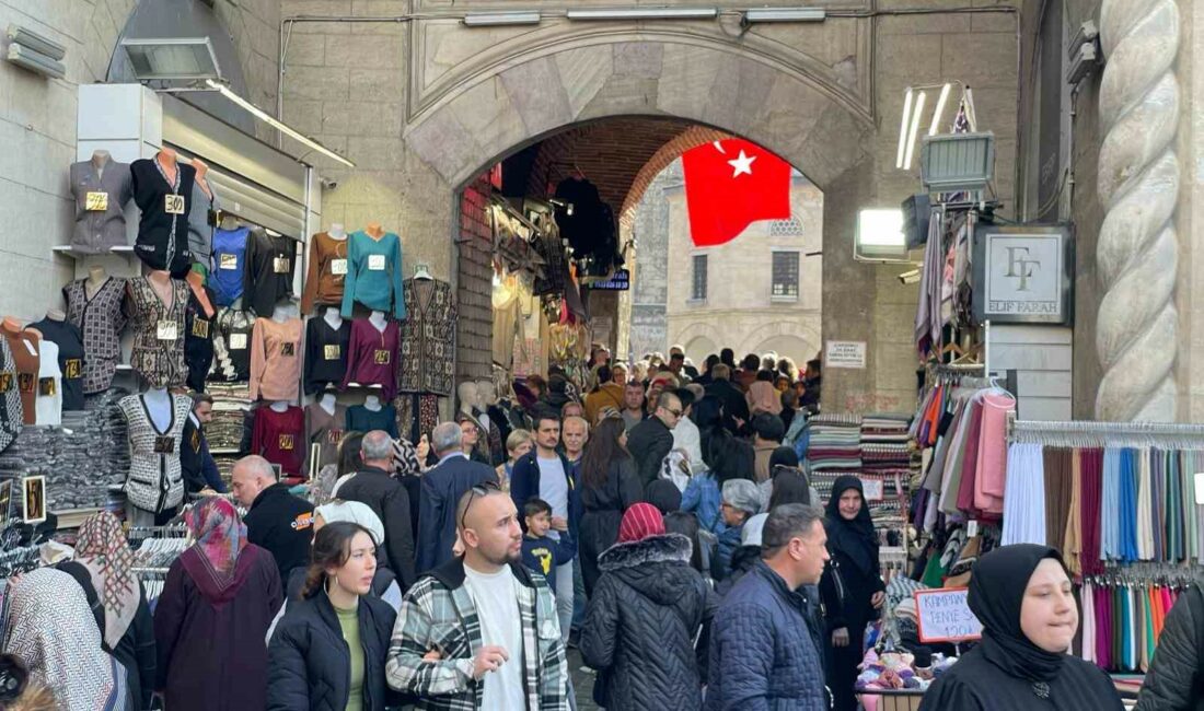 Güzel havayı fırsat bilen vatandaşlar tarihi çarşıya akın etti HAVANIN GÜZEL OLMASINI FIRSAT BİLEN VATANDAŞLAR BURSA’DA TARİHİ ÇARŞIYA AKIN