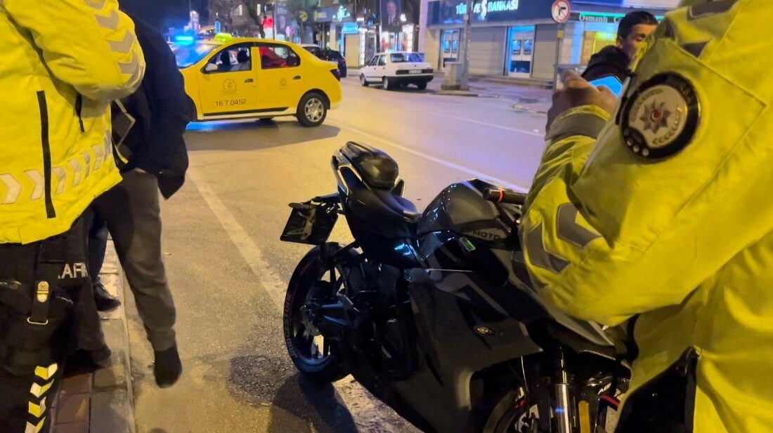 Hatalı dönüş kazaya yol açtı, taksinin çarptığı motosikletli yaralandı BURSA’DA ANA YOL ÜZERİNDE U DÖNÜŞÜ ATMAK İSTEYEN TAKSİCİ, SEYİR