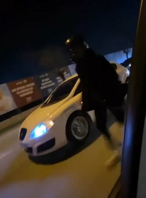 Bursa’da hayali motosiklet kullanan kişi kamerada Bursa'da hayali motosiklet kullanarak başındaki kaskla trafiğe çıkan bir kişi