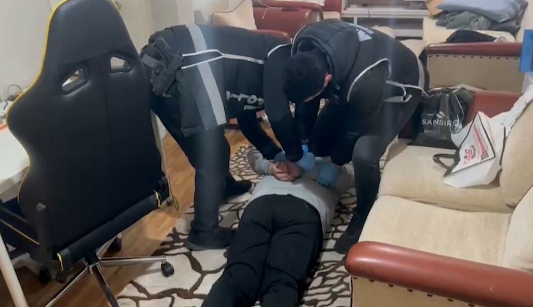 İçişleri Bakanı Ali Yerlikaya’nın duyurduğu ‘Kafes-46’ operasyonunda tutuklama sayısı 21’e yükseldi İÇ İŞLERİ BAKANI ALİ YERLİKAYA’NIN DUYURDUĞU ‘KAFES-46’ OPERASYONUNDA TUTUKLAMA SAYISI