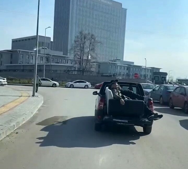 Kamyonetin kasasında tehlikeli yolculuk Bursa’nın Osmangazi ilçesinde, bir kamyonetin kasasında tehlikeli şekilde yolculuk yapan