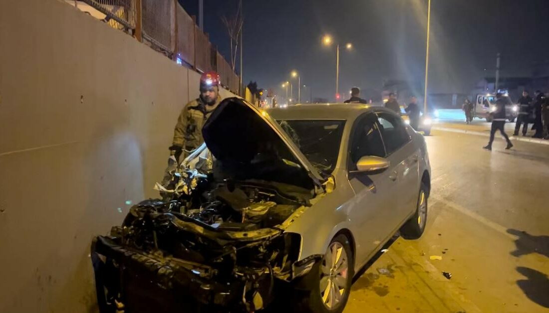 Kamyonete çarpıp savrulan otomobil duvara çarparak durabildi: 2 yaralı KAMYONETE ÇARPIP SAVRULAN OTOMOBİL DUVARA GİRDİ : 2 YARALI