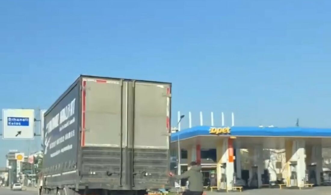 Kamyonun kasasına tutunarak bisikletiyle kilometrelerce ilerledi TIRIN DORSESİNE TUTUNARAK BİSİKLETİYLE KİLOMETRELERCE İLERLEDİ