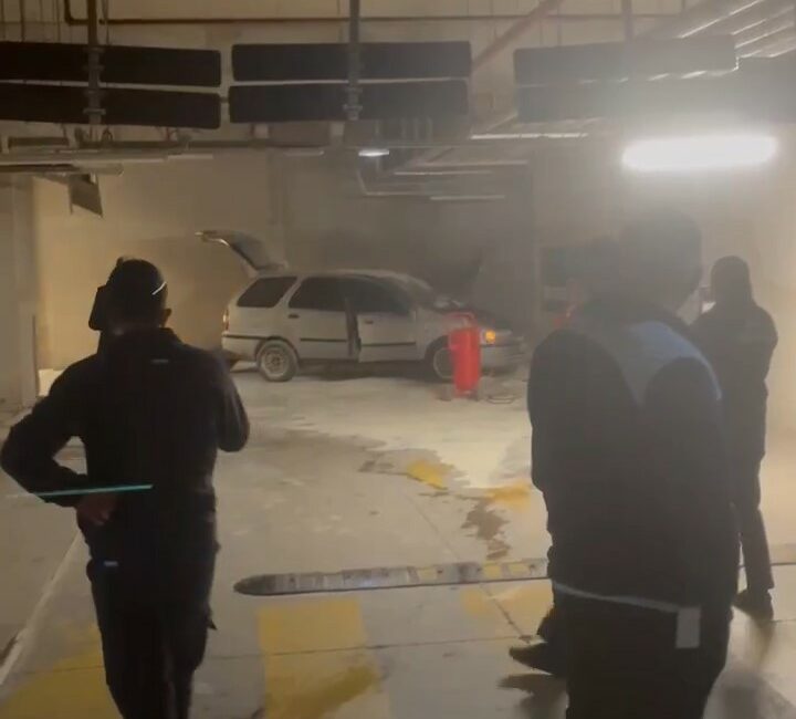 Bursa Şehir Hastanesinin otoparkında bulunan bir otomobilde yangın çıktı.