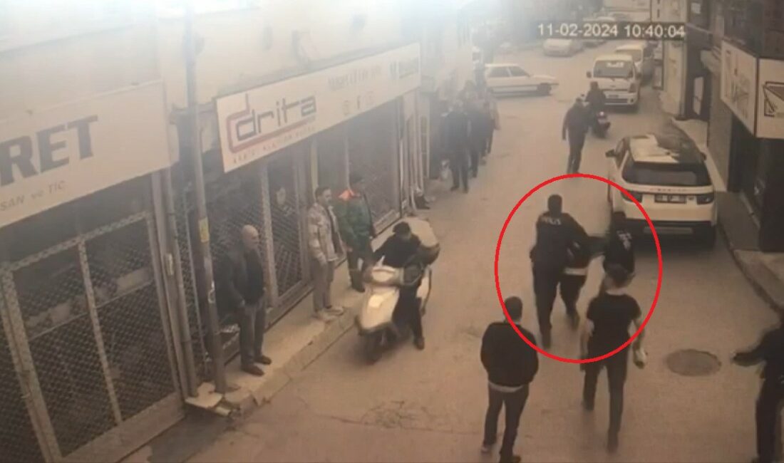 Bursa’da kıskanç eski eşe rehin alma tutuklaması OLAY GÜVENLİK KAMERASINA YANSIDI