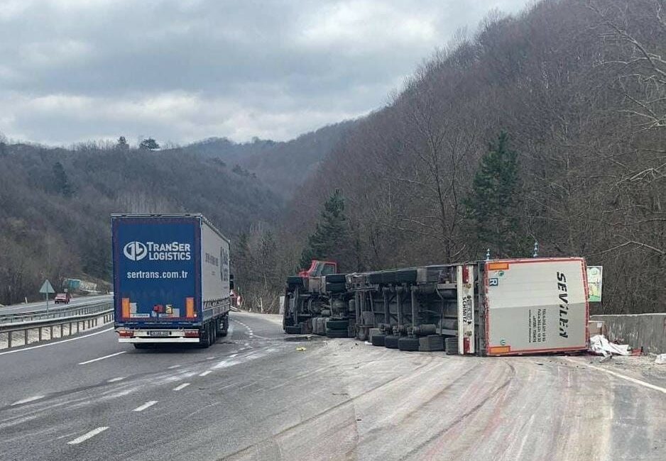 BURSA'NIN İNEGÖL İLÇESİNDE KONTROLDEN ÇIKAN TIR DEVRİLDİ. TIR SÜRÜCÜSÜ YARALANDI.