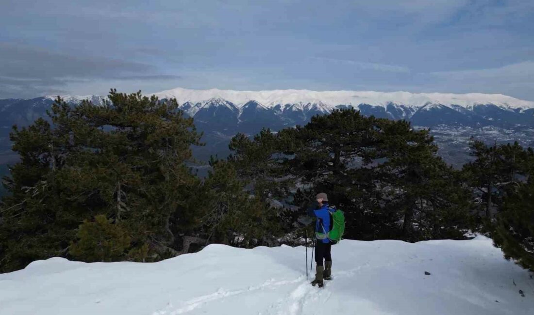 Marmara Bölgesi’nin 3’üncü en yüksek dağı keşfedilmeyi bekliyor KEŞFEDİLMEYİ BEKLEYEN BURSA’NIN ORHANELİ İLÇESİNDEKİ DÜMEN DAĞI, ULUDAĞ’IN PANORAMİK GÖRÜNTÜSÜYLE