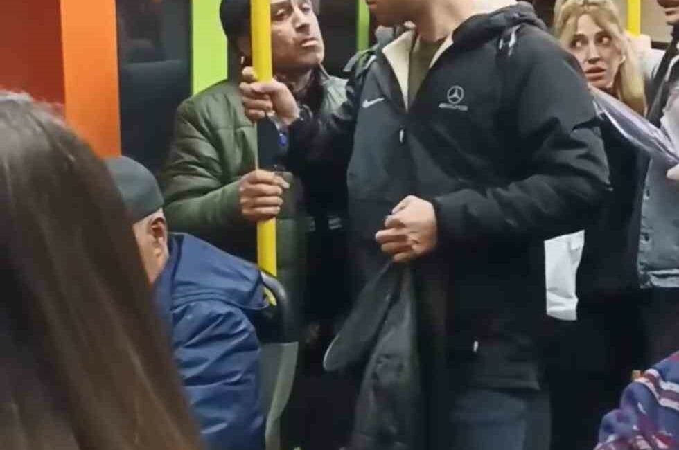 Metroda müzik çalarak para toplayan gençler ile vatandaşlar arasında tartışma çıktı BURSA’DA METRODA MÜZİK ÇALAN GENÇLERLE VATANDAŞ ARASINDA TARTIŞMA ÇIKTI. GENÇLERİN