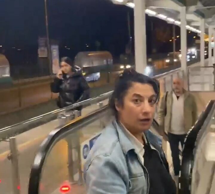 Bursa’da metroya alkollü binen kadın vatandaşlara saldırdı Bursa’nın Osmangazi ilçesinde, metroya binen alkollü bir kadın ortalığı karıştırdı.